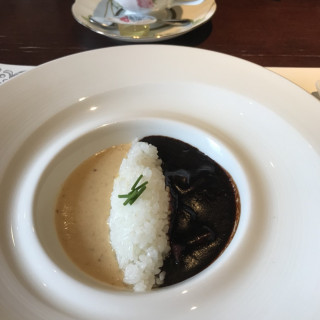 スペシャリテの洋風カレー　ポルチーニソースが美味