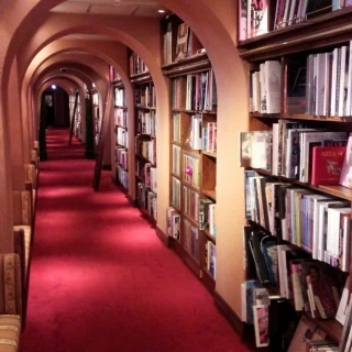 披露宴会場に続く空間　まるで図書館みたい