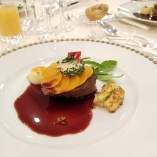 新郎新婦は食べやすいようカットしてくれています