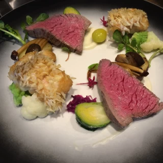 お肉料理と、鯛の鱗焼き