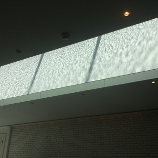 挙式会場の水の流れが壁にも反射せています