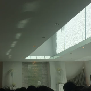水が光に反射しています