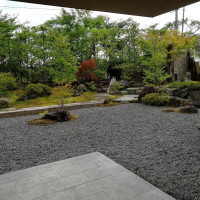 ロビーから日本庭園が観れます