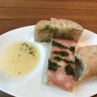 パンの中身です。
バジルソースがとても美味しかったです。