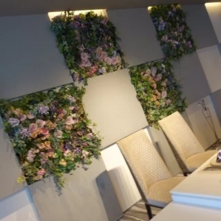 壁にお花があるので華やかです！