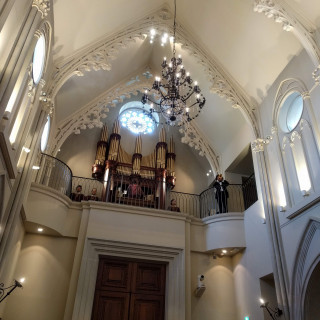 大聖堂の2階から、パイプオルガンの音色が響きます