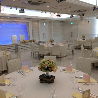 真っ白なので装飾によって雰囲気がガラリと変えられる会場です