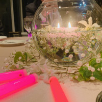 ゲストテーブルはラウンドグラスに水と花びらを浮かべました。