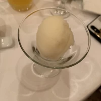 パフォーマンス後に振る舞われたりんごのソルベ