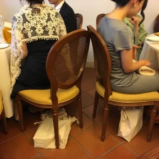 椅子を引くのも気がひけるほど狭い