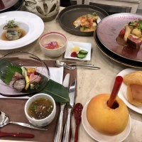 披露宴後みんなをお見送りしてから温かい食事を出してくれます