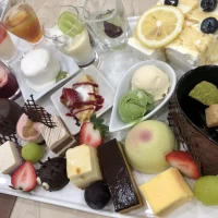 披露宴後、食事＋デザートブッフェも運んでくれました