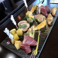 準備中にウェルカムパーティーの食事を控え室に持ってきてくれた