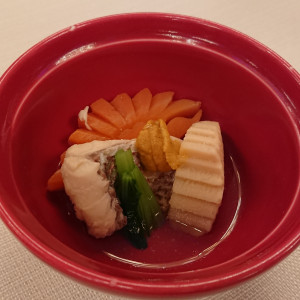 鯛の潮煮。飾り切りで鶴など、縁起の良い形に切られていた。|504988さんのANAクラウンプラザホテル札幌の写真(671504)