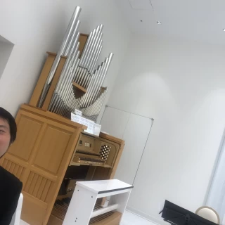 オルガンの生演奏があります