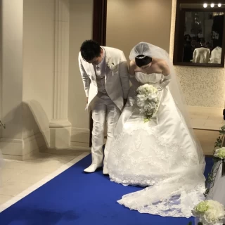 ロイヤルブルーのバージンロード。ドレスが綺麗に映えました。