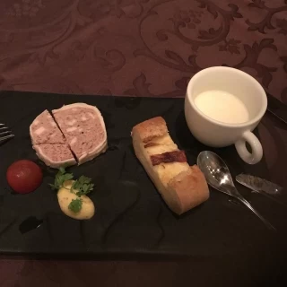 前菜(ナイフを入れてしまいました)