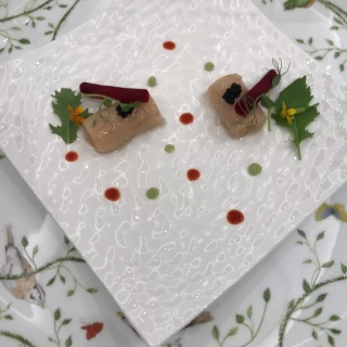 前菜です。サーモンが使われていました。