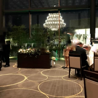 日が落ちると違う雰囲気になる披露宴会場