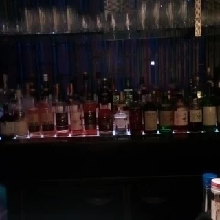 バー。たくさんの種類のお酒がありました