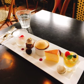 デザートビュッフェで出てくるケーキの試食をさせて頂きました。