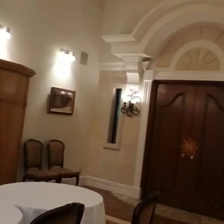 親族待合室。雨の日はここで集合写真を撮ることもあるそう。