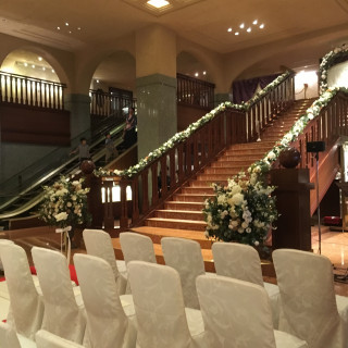 大階段は結婚式の時は、お花を飾るそうです