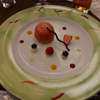 チェリームースにフルーツとチョコレートのあしらい