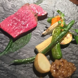 試食のお肉。お皿がおしゃれ。