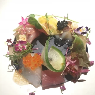 試食。燻製の煙を閉じ込めるというパフォーマンス。