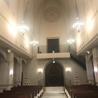 とにかく天井が高く、広いです！