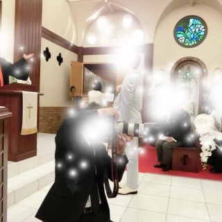 サイドにステンドガラス
