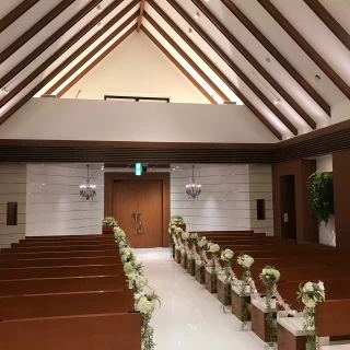 祭壇から見た参列者の席