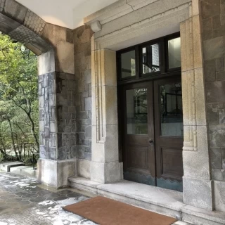 クラシカルな外観がステキな写真スポットー入り口