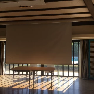 スクリーン有り。