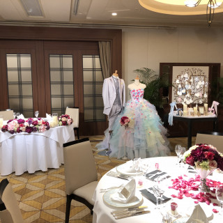 披露宴会場の新郎新婦のお席です。