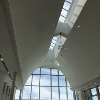 チャペルの天井にも窓があり光が入ってきます。