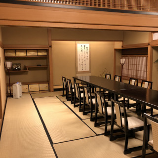 和食の料亭のお席です。
掛け軸など雰囲気があります。