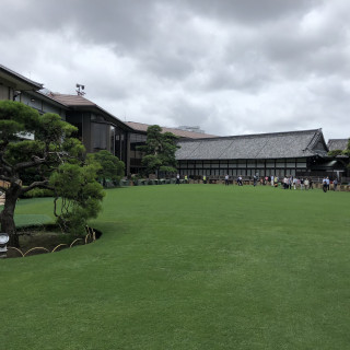 中の庭は広大で芝生がきれいでした。