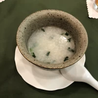 コースの蟹と青葉のお粥です。