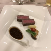 コースの肉料理。ソースにこだわりを感じました。