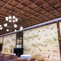 ひとまわり大きな披露宴会場。こちらも壁一面に絵があります。