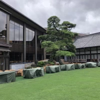 庭から見た披露宴会場の外観です。