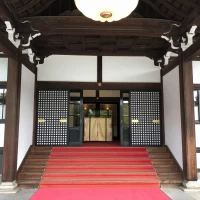 入り口の前の照明も菊の形となってます。