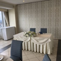 披露宴会場の新郎新婦のお席です。