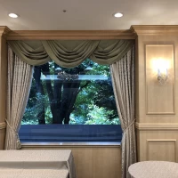 洋風の披露宴会場の窓です。カーテンもステキです