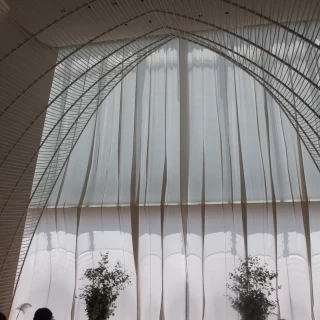 途中でカーテンオープンして外の景色が広がる