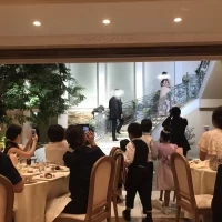 中庭に階段があります
