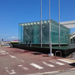 ポートタワーが中から見えるチャペル