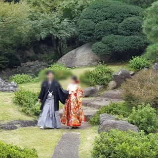 遠くのお庭から現れる新郎新婦